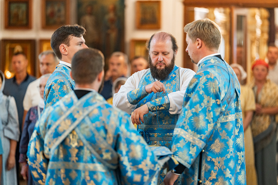 Божественная литургия в Троицком храме села Ваулово м.о. Чехов в день празднования Боголюбской иконы Божией Матери